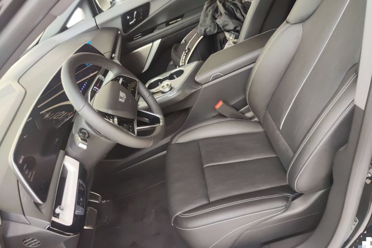 Used Cadillac OPTIQ 2024 Standard Range Version Left Front Seat