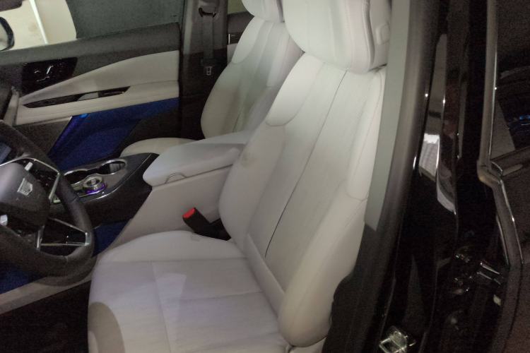 Used Cadillac OPTIQ 2024 Standard Range Version Left Front Seat