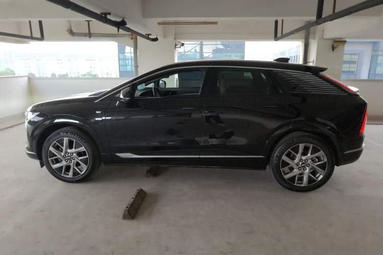 Used Cadillac OPTIQ 2024 Standard Range Version Left Side