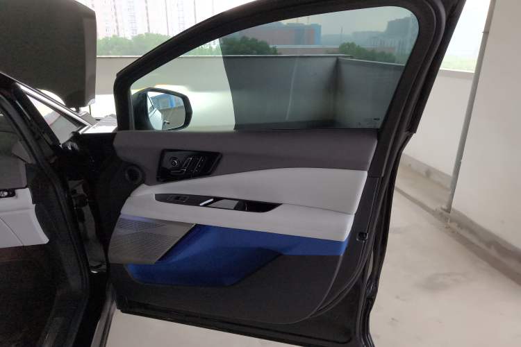 Used Cadillac OPTIQ 2024 Standard Range Version Right Front Door Interior