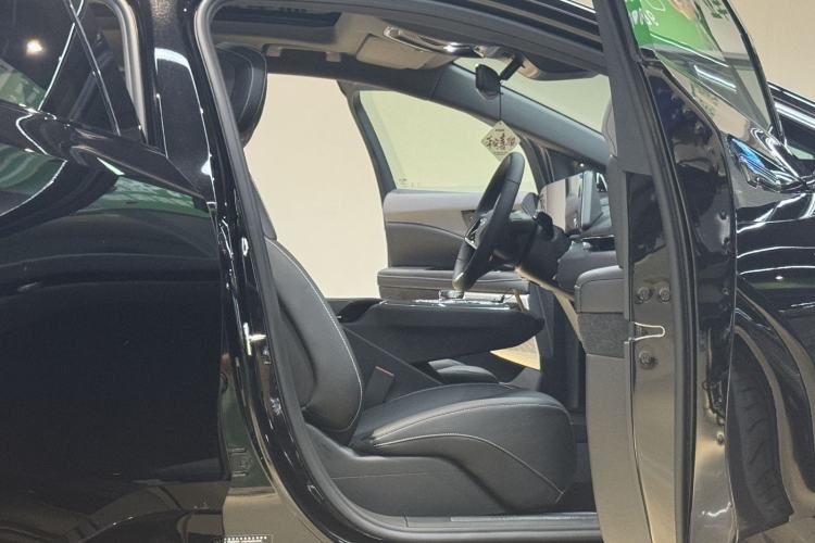 Used Cadillac OPTIQ 2024 Standard Range Version Right Front Seat