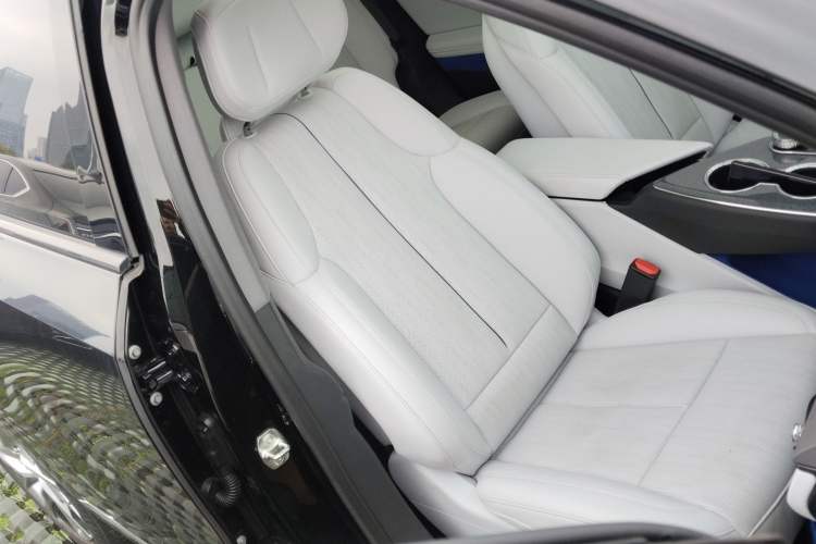 Used Cadillac OPTIQ 2024 Standard Range Version Right Front Seat