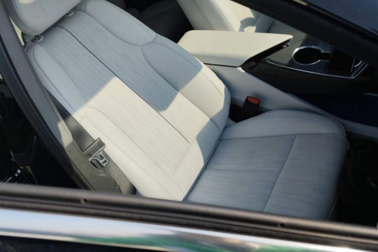 Used Cadillac OPTIQ 2024 Standard Range Version Right Front Seat