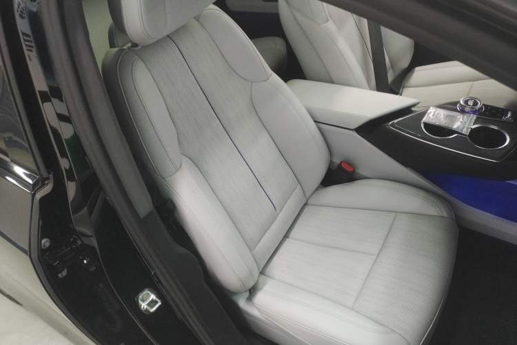 Used Cadillac OPTIQ 2024 Standard Range Version Right Front Seat