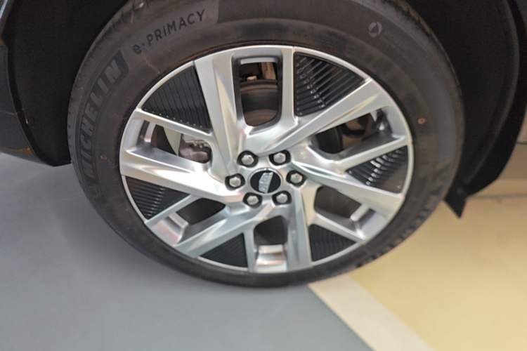Used Cadillac OPTIQ 2024 Standard Range Version Right Rear Wheel Hub