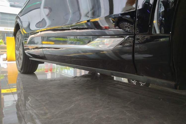 Used Cadillac OPTIQ 2024 Standard Range Version Right Side Sill