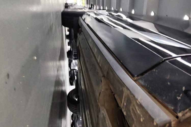 Used Cadillac OPTIQ 2024 Standard Range Version Right Side Sill