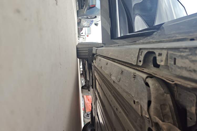 Used Cadillac OPTIQ 2024 Standard Range Version Right Side Sill