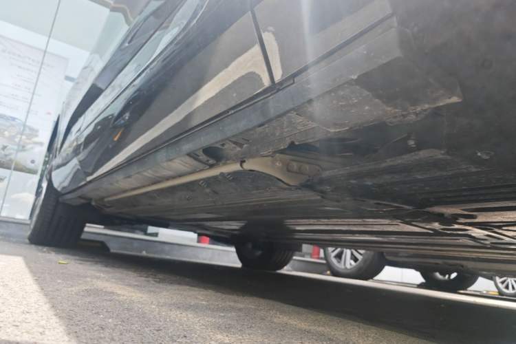 Used Cadillac OPTIQ 2024 Standard Range Version Right Side Sill