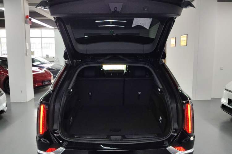 Used Cadillac OPTIQ 2024 Standard Range Version Trunk