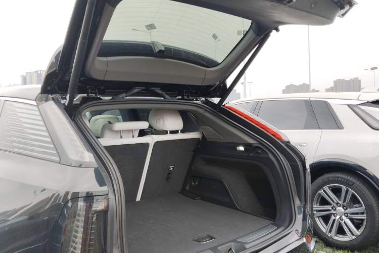 Used Cadillac OPTIQ 2024 Standard Range Version Trunk
