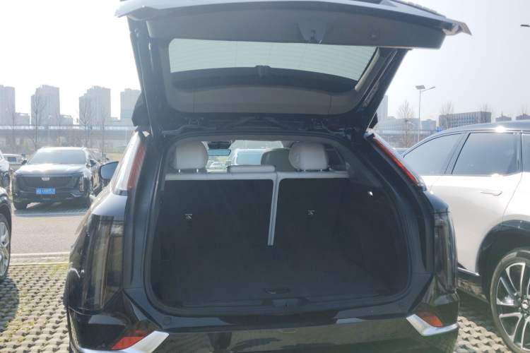Used Cadillac OPTIQ 2024 Standard Range Version Trunk