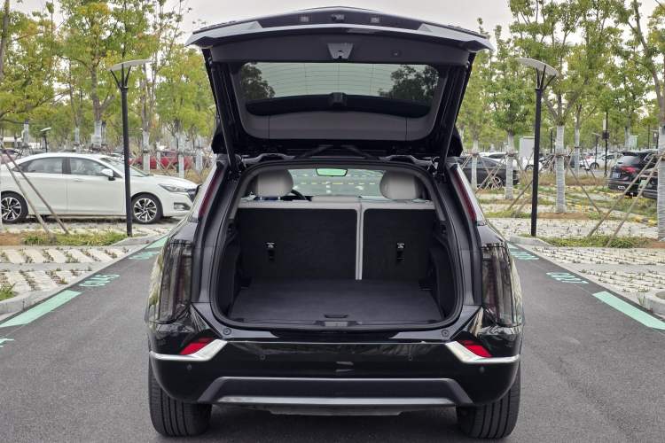 Used Cadillac OPTIQ 2024 Standard Range Version Trunk