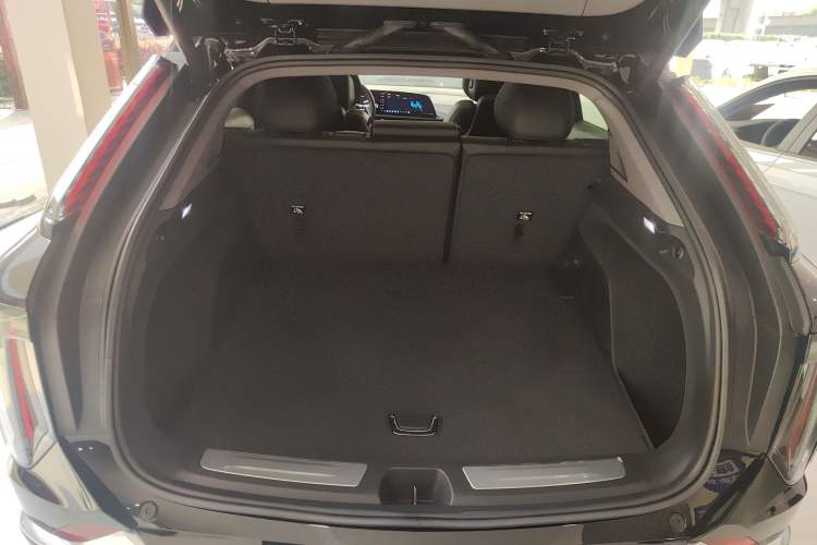 Used Cadillac OPTIQ 2024 Standard Range Version Trunk