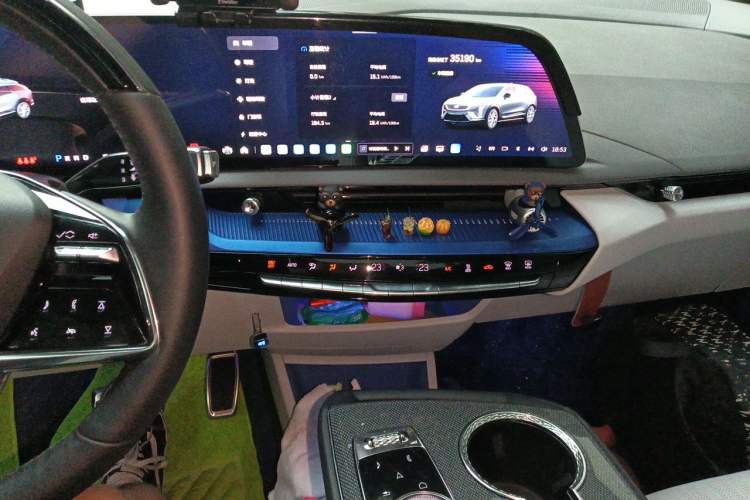 Used Cadillac OPTIQ 2024 Standard Range Version Audio And AC Panel