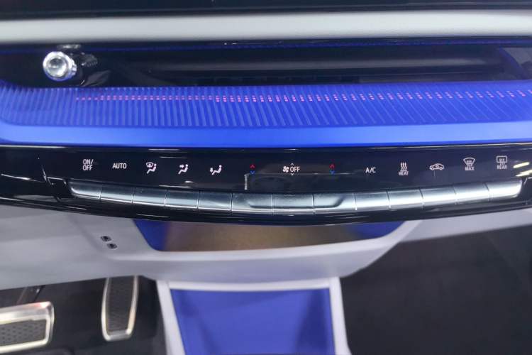 Used Cadillac OPTIQ 2024 Standard Range Version Audio And AC Panel