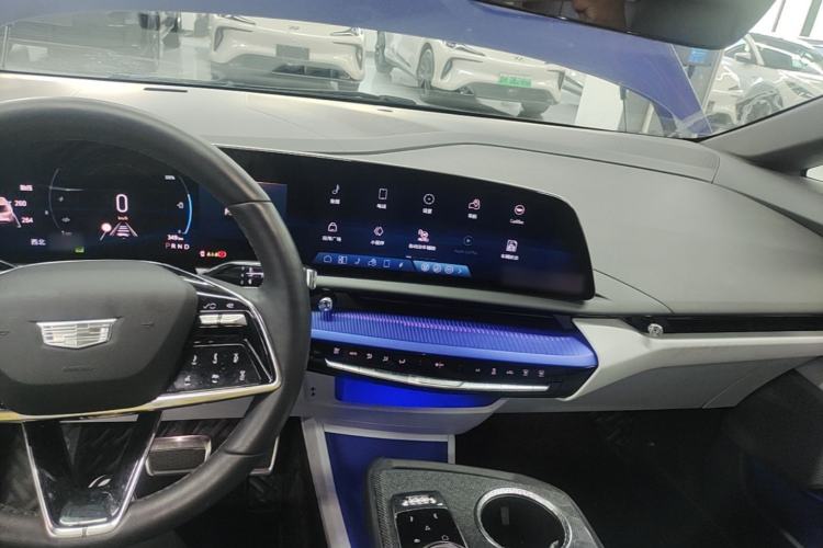 Used Cadillac OPTIQ 2024 Standard Range Version Center Console