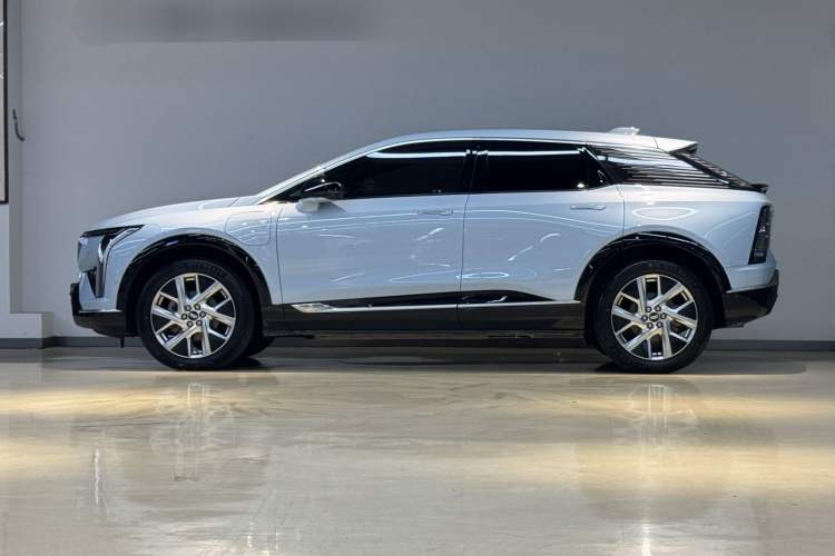 Used Cadillac OPTIQ 2024 Standard Range Version Exterior 3