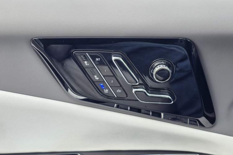 Used Cadillac OPTIQ 2024 Four-Wheel Drive Long-Range Version Interior 1