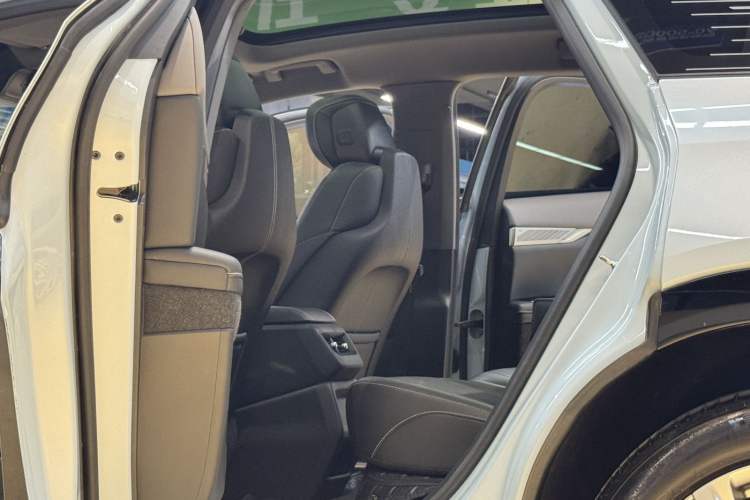 Used Cadillac OPTIQ 2024 Standard Range Version Interior 10