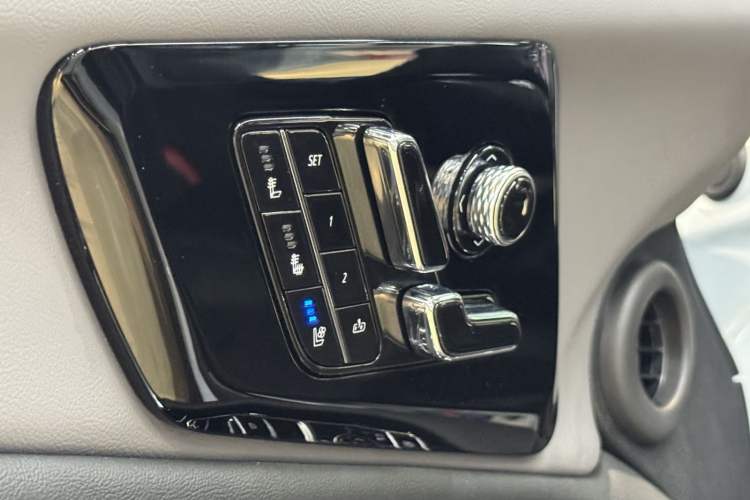 Used Cadillac OPTIQ 2024 Standard Range Version Interior 2