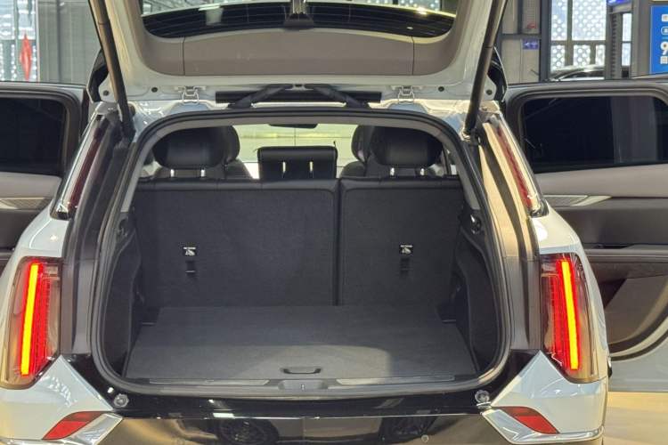 Used Cadillac OPTIQ 2024 Standard Range Version Interior 9