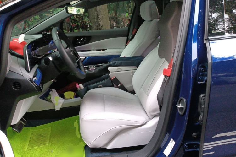 Used Cadillac OPTIQ 2024 Standard Range Version Left Front Seat