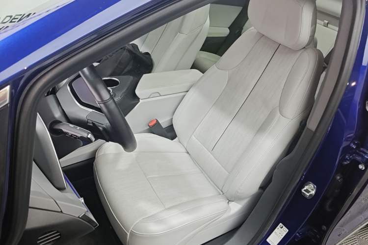 Used Cadillac OPTIQ 2024 Standard Range Version Left Front Seat