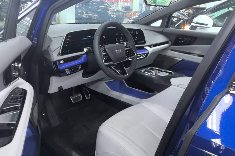Used Cadillac OPTIQ 2024 Standard Range Version Left Front Seat