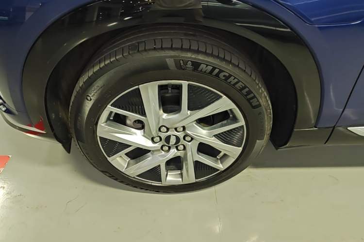 Used Cadillac OPTIQ 2024 Standard Range Version Left Front Wheel Hub