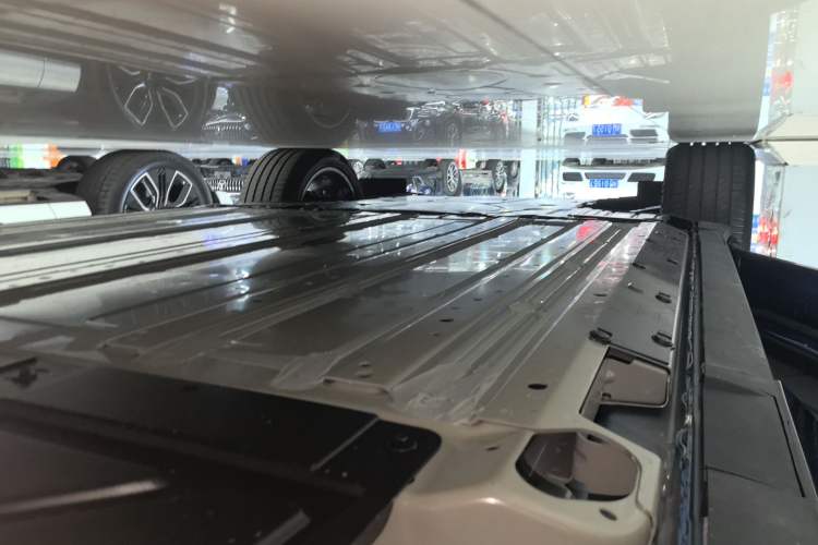 Used Cadillac OPTIQ 2024 Standard Range Version Left Side Sill