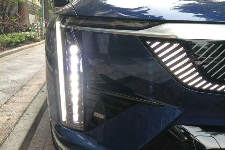Used Cadillac OPTIQ 2024 Standard Range Version Right Front Headlight