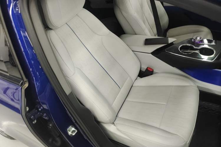 Used Cadillac OPTIQ 2024 Standard Range Version Right Front Seat