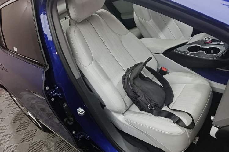 Used Cadillac OPTIQ 2024 Standard Range Version Right Front Seat
