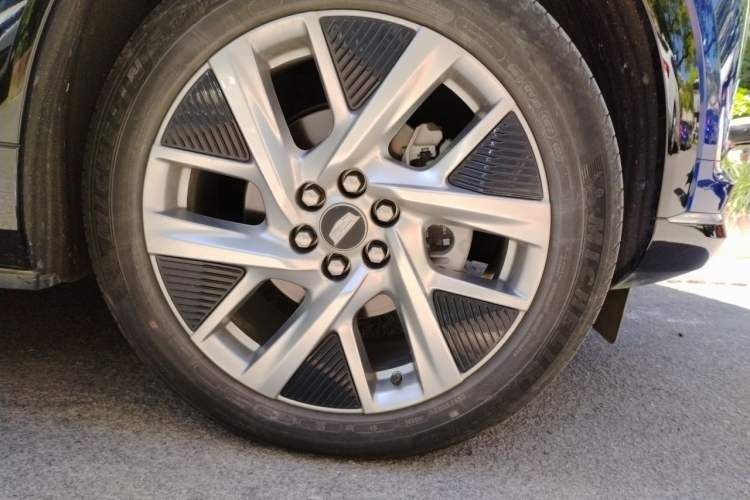 Used Cadillac OPTIQ 2024 Standard Range Version Right Front Wheel Hub