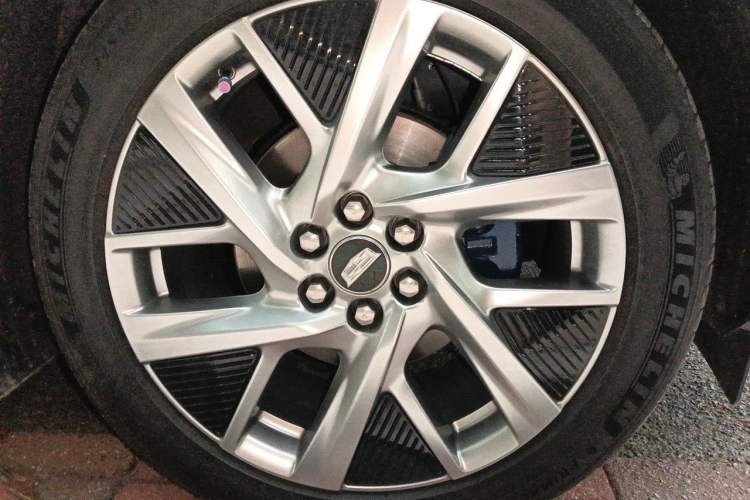 Used Cadillac OPTIQ 2024 Standard Range Version Right Front Wheel Hub