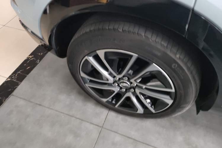 Used Cadillac OPTIQ 2024 Four-Wheel Drive Long-Range Version Right Rear Wheel Hub