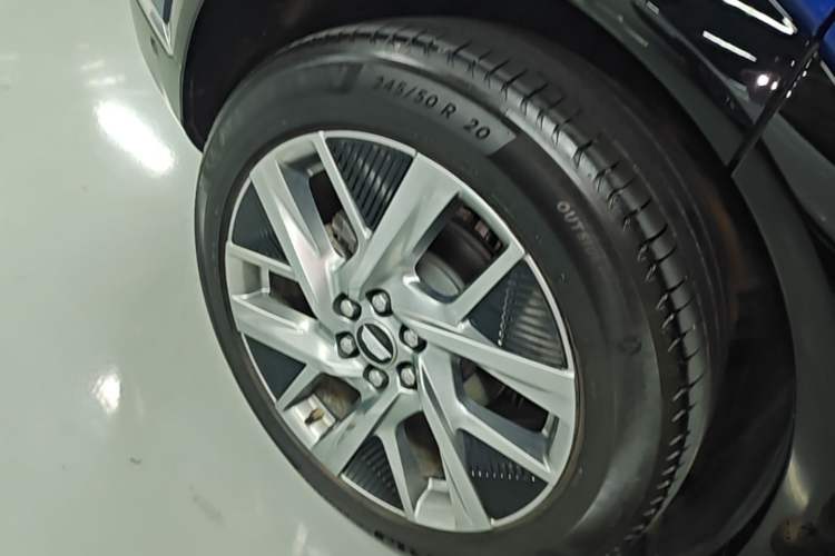 Used Cadillac OPTIQ 2024 Standard Range Version Right Rear Wheel Hub