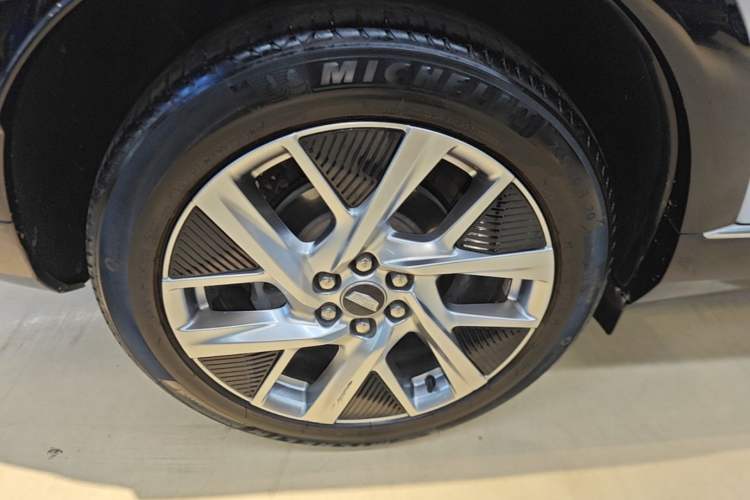 Used Cadillac OPTIQ 2024 Standard Range Version Right Rear Wheel Hub