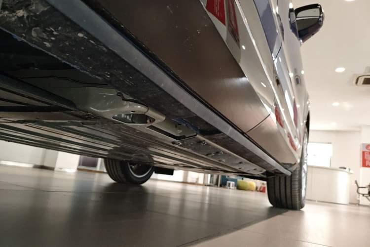 Used Cadillac OPTIQ 2024 Standard Range Version Right Side Sill