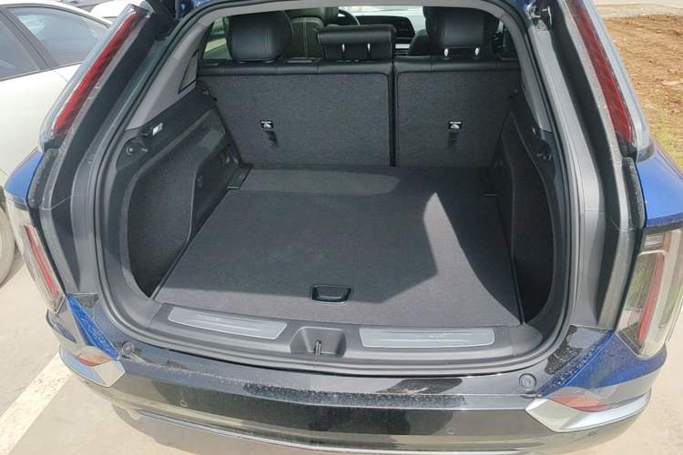 Used Cadillac OPTIQ 2024 Standard Range Version Trunk