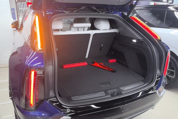 Used Cadillac OPTIQ 2024 Standard Range Version Trunk
