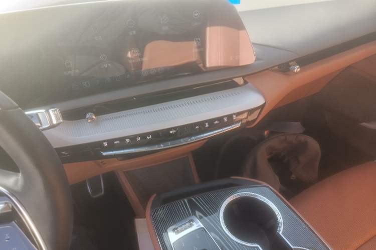 Used Cadillac OPTIQ 2024 Four-Wheel Drive Long-Range Version Audio And AC Panel