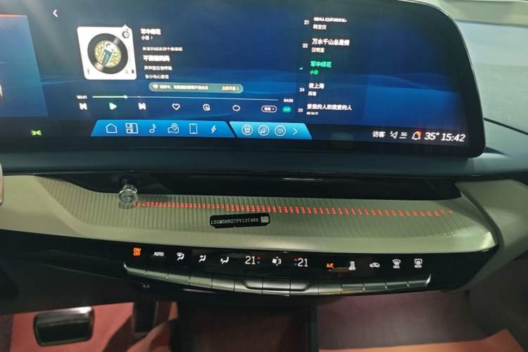 Used Cadillac OPTIQ 2024 Standard Range Version Audio And AC Panel