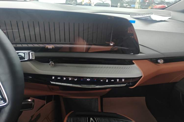Used Cadillac OPTIQ 2024 Four-Wheel Drive Long-Range Version Audio And AC Panel