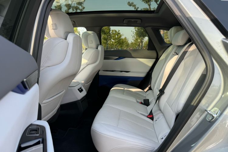 Used Cadillac OPTIQ 2024 Standard Range Version Interior 1