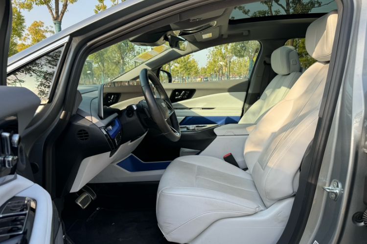 Used Cadillac OPTIQ 2024 Standard Range Version Interior 3