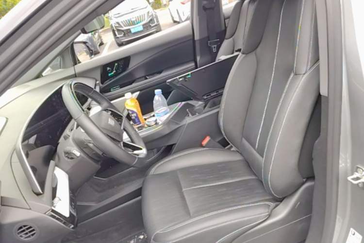 Used Cadillac OPTIQ 2024 Four-Wheel Drive Long-Range Version Left Front Seat