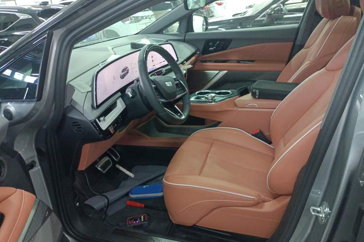 Used Cadillac OPTIQ 2024 Four-Wheel Drive Long-Range Version Left Front Seat