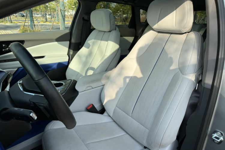 Used Cadillac OPTIQ 2024 Standard Range Version Left Front Seat